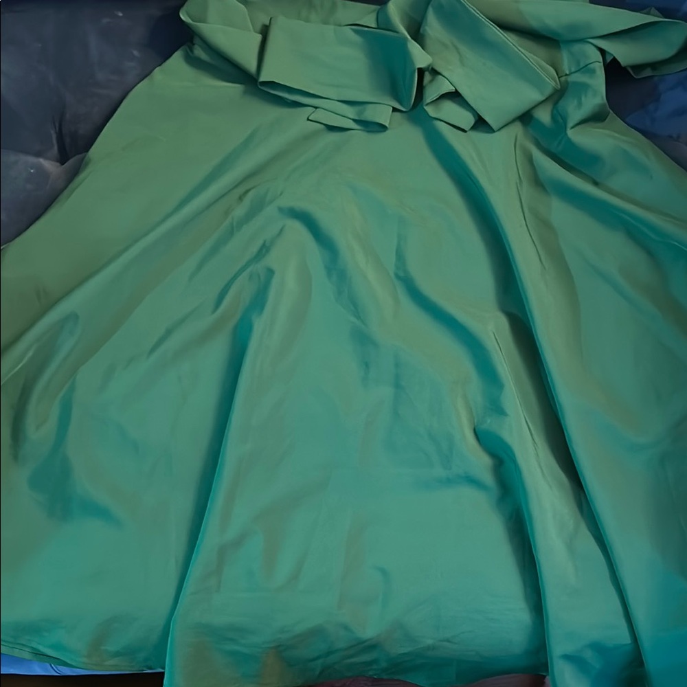 Elegant Green Dress with Bow Detail